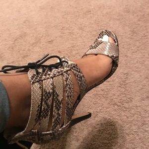 Black and Tan REPORT SIGNATURE heels